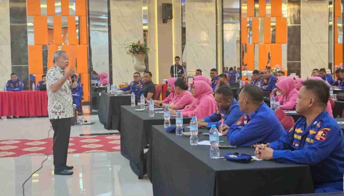 Motivator Nasional Dr Aqua Dwipayana Berbagi Tips dan Strategi Komunikasi ke Personel Polairud Polda Sultra