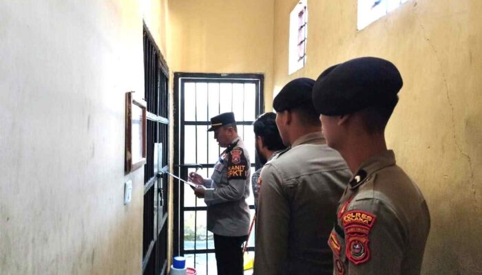 Pastikan Tahanan Aman, Kanit SPKT Polres Kolaka Rutin Lakukan Pengecekan Ruangan