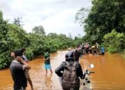 Ruas Jalan di Konut Lumpuh Akibat Banjir, Pemotor Terpaksa Naik Rakit