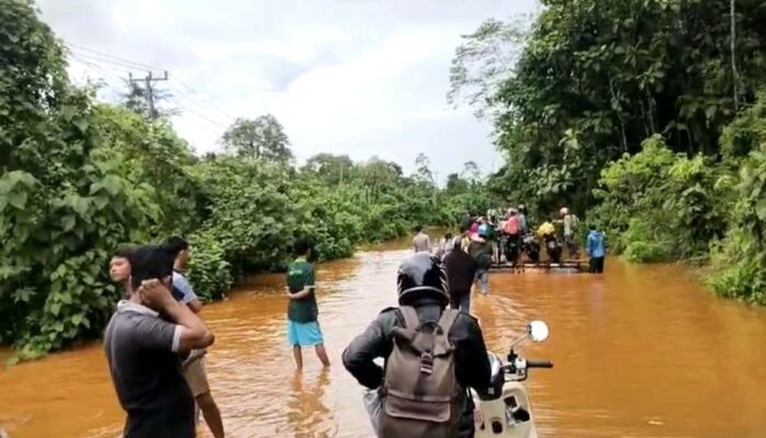 Ruas Jalan di Konut Lumpuh Akibat Banjir, Pemotor Terpaksa Naik Rakit