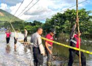 Antisipasi Insiden Kecelekaan, Polisi Pasang Patok Batas di Lokasi Banjir Desa Sambandete Konut