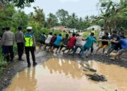 Warga Tutup Akses Jalan Penghubung Andoolo-Tinanggea, Lalu Lintas Lumpuh