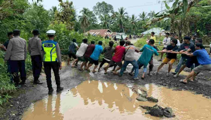 Warga Tutup Akses Jalan Penghubung Andoolo-Tinanggea, Lalu Lintas Lumpuh