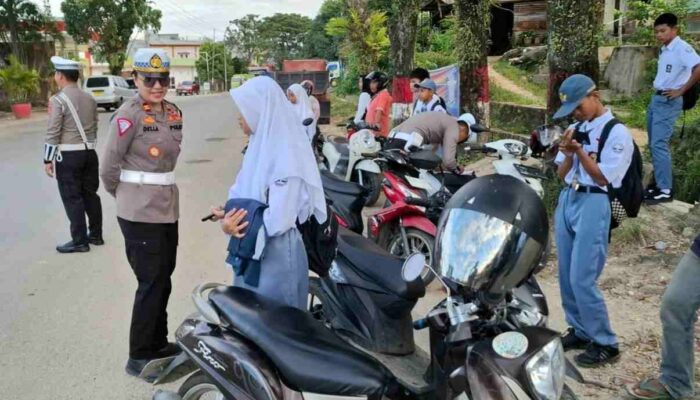 Kasat Lantas Polres Kolaka Edukasi Pelajar yang Terjaring Operasi Patuh Anoa