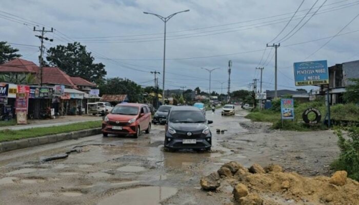 Rawan Kecelakaan, Jalan Poros Baruga Rusak Parah Belum Tersentuh Pemprov Sultra