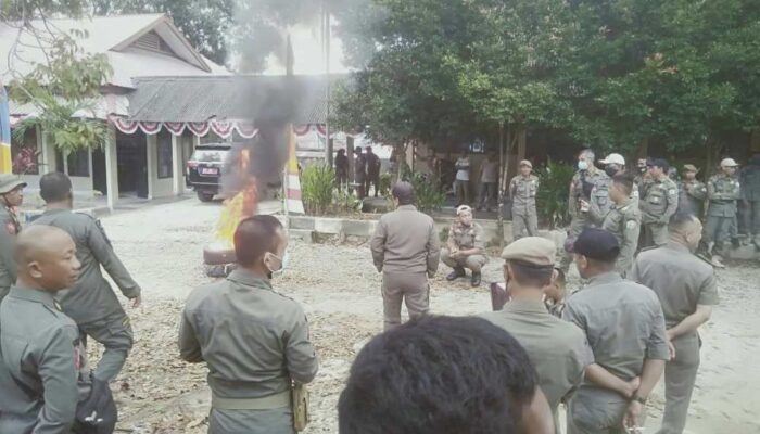 Puluhan Anggota Sat Pol PP Pemprov Sultra Demo Dan Bakar Ban di Kantornya