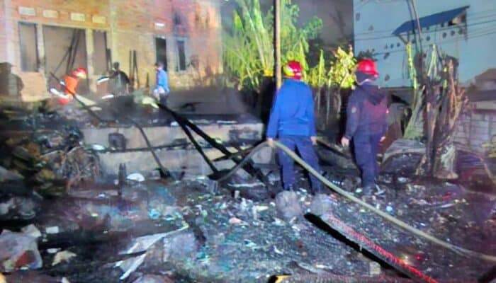 Sebuah Kios Warga Ludes Terbakar di Belakang Spazio Club Kendari