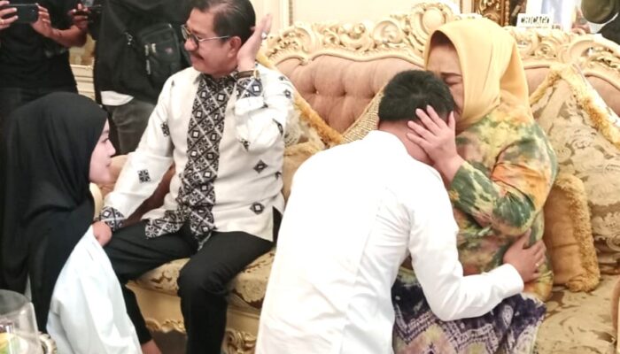 Suasana Haru Warnai Pamitan Tina Nur Alam Dan Giona Jelang Daftar di KPU Sultra