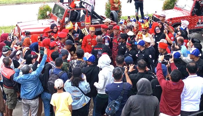 Ribuan Massa Simpatisan Kawal Lukman Abunawas-La Ode Ida Daftar di KPU Sultra