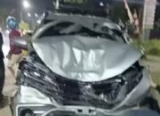 Sebuah Mobil Rusak Parah Ditabrak Saat Antri Pertalite Depan SPBU Ade Taxi