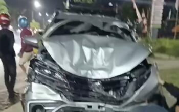 Sebuah Mobil Rusak Parah Ditabrak Saat Antri Pertalite Depan SPBU Ade Taxi