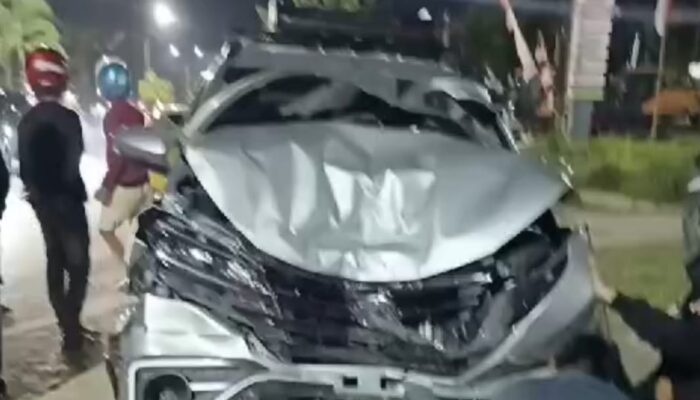 Sebuah Mobil Rusak Parah Ditabrak Saat Antri Pertalite Depan SPBU Ade Taxi