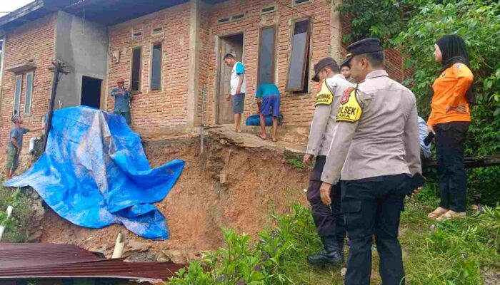 Satu Rumah Warga di Kolaka Rusak Berat Tertimbun Tanah Longsor