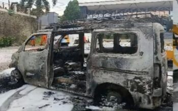 Ambulans Hangus Terbakar