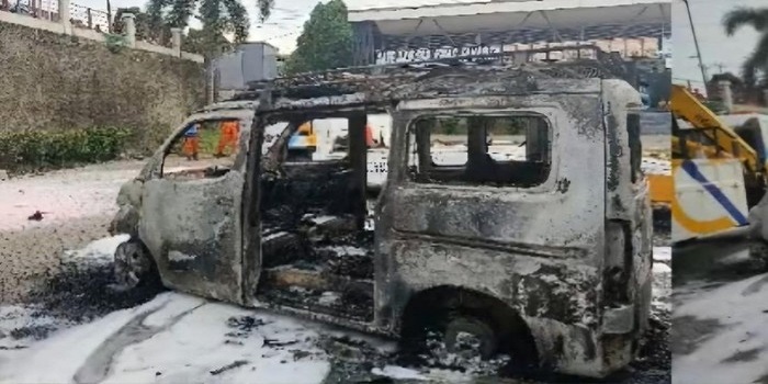 Ambulans Hangus Terbakar