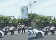 Viral! 2 Polisi Lalu Lintas Ini Dihukum Squat Jump di Jalan Tol