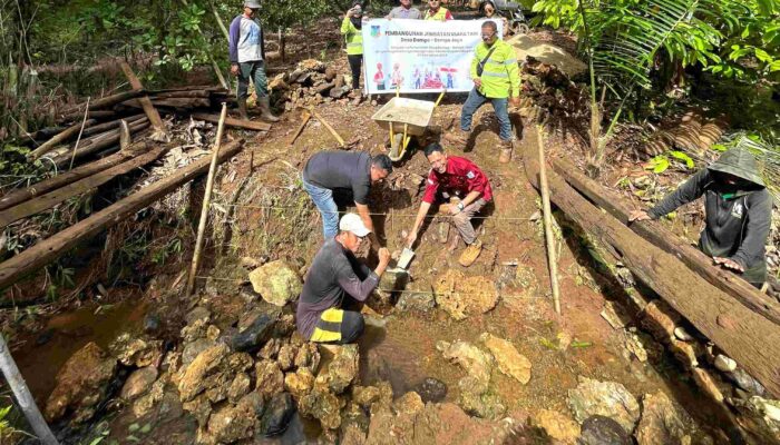 Permudah Akses Pertanian, PT GKP Bantu Perbaikan Jembatan di Desa Dompo-dompo Jaya