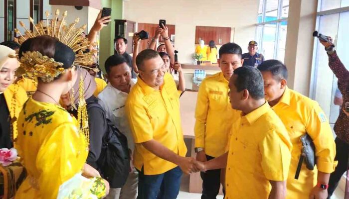 Sejumlah Cakada Kader Golkar Sambut Kedatangan Bahlil Lahadalia di Kendari