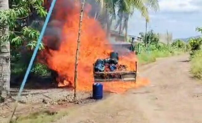 Mobil terbakar