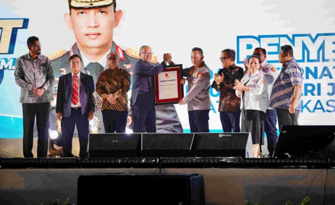Kapolri Terima Penghargaan