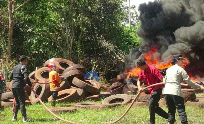 Kebakaran Pabrik Ban Bekas