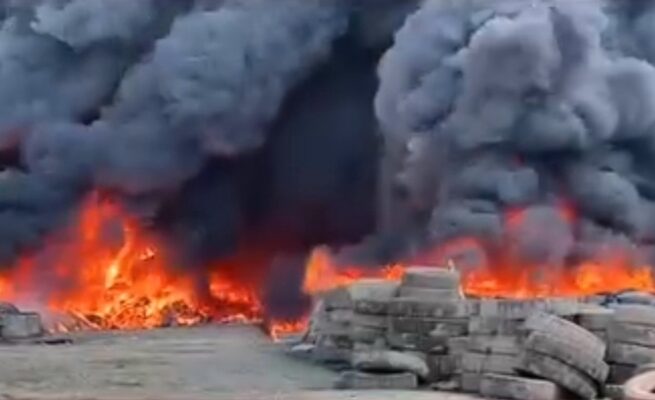 Pabrik Ban Terbakar